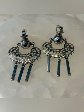 Sarah Coventry CHARISMA Silver Filigree Dangle Clip On Earrings Vintage 1973